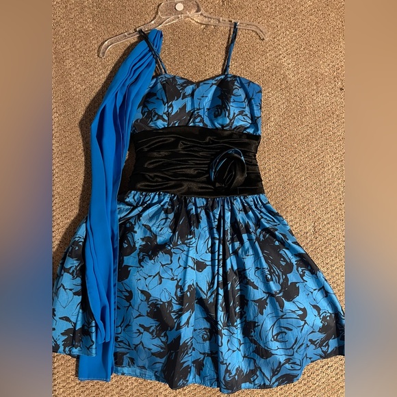 Formal Dress - Picture 1 of 3